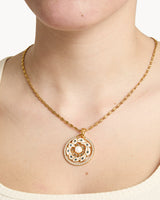 Pendentif couronne de plumes perle intemporelle