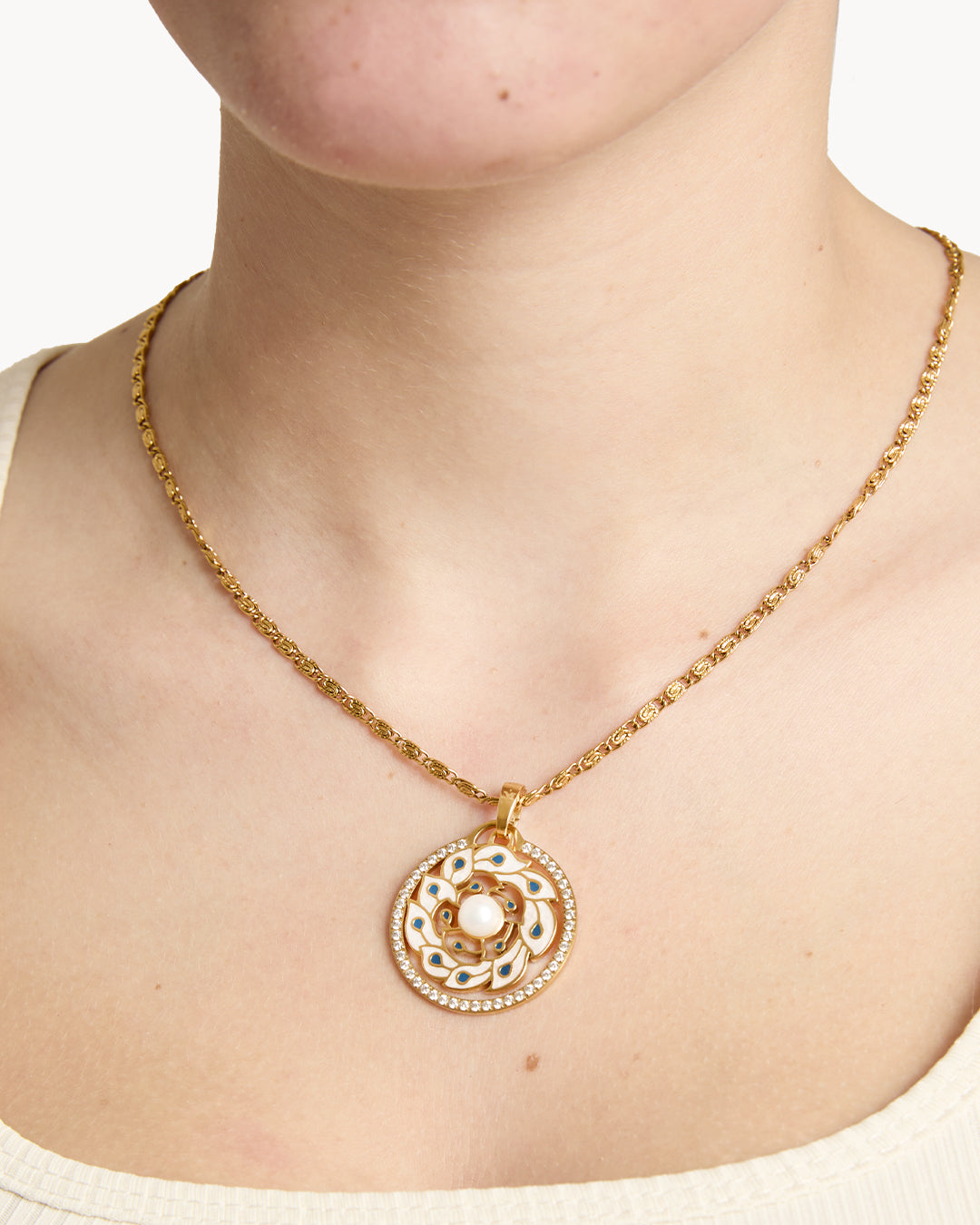 Pendentif couronne de plumes perle intemporelle