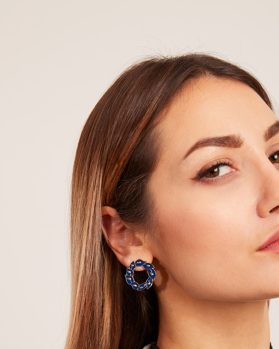 Boucles clous couronne de plumes Bleue